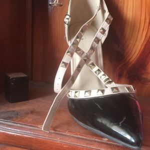 They never been worn and they’re super cute